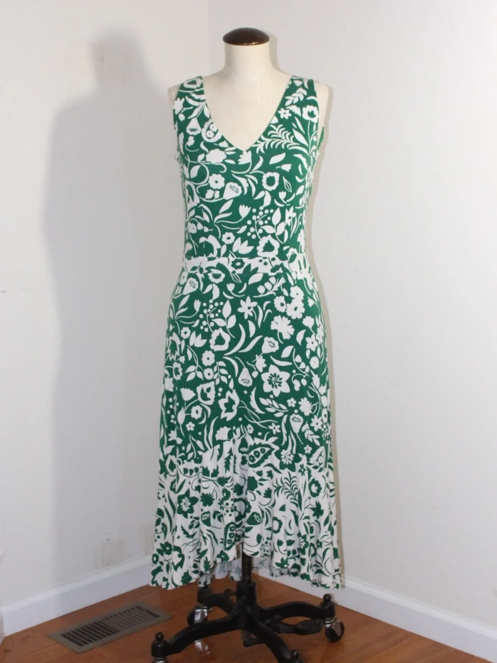 Boden, Eliza Midi Sleeveless Green & White Floral V-Neck  Dress - Picture 3 of 14